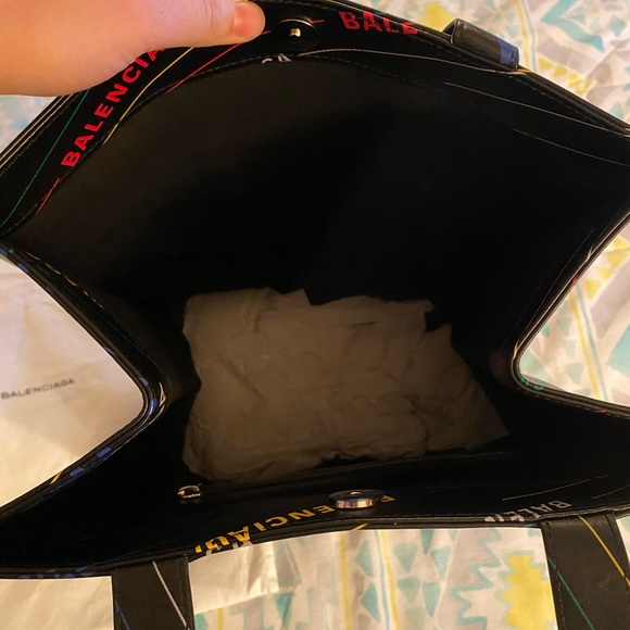 BRAND NEW BALENCIAGA 🌟 BLACK LEATHER MULTICOLORED LOGO TOTE BAG 👜!! - Picture 6 of 9